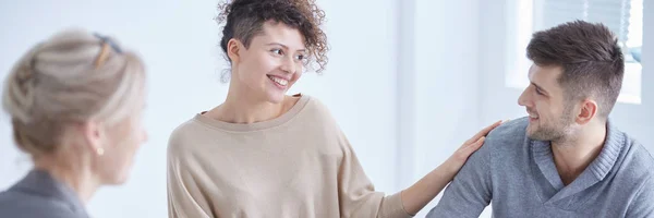 Casal sorridente durante a terapia conjugal — Fotografia de Stock