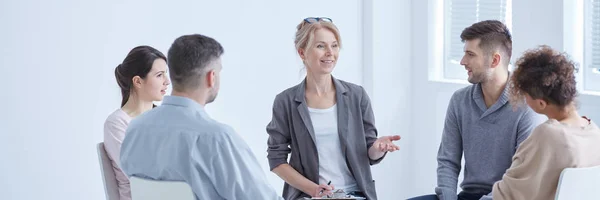 Junge Patienten um unterstützenden Therapeuten — Stockfoto