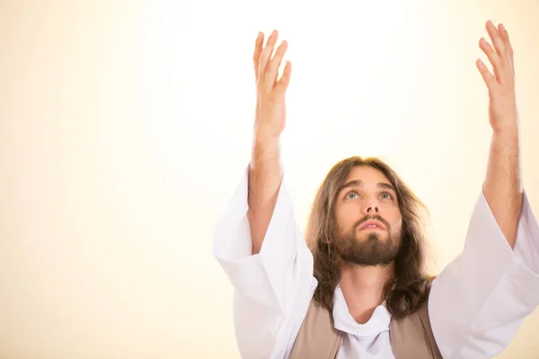 Cristo levantando as mãos para o céu — Fotografia de Stock
