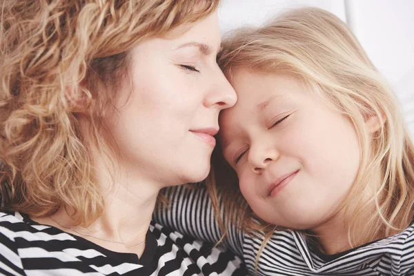 Mulher e menina dormindo — Fotografia de Stock