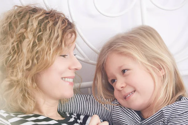 Mãe e filha sorrindo — Fotografia de Stock