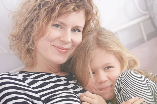 Filha passar tempo com a mãe — Fotografia de Stock