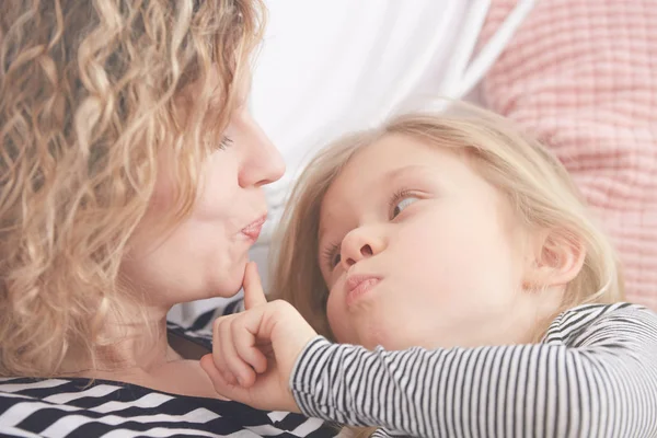 Mamma e figlia fare volti — Foto Stock