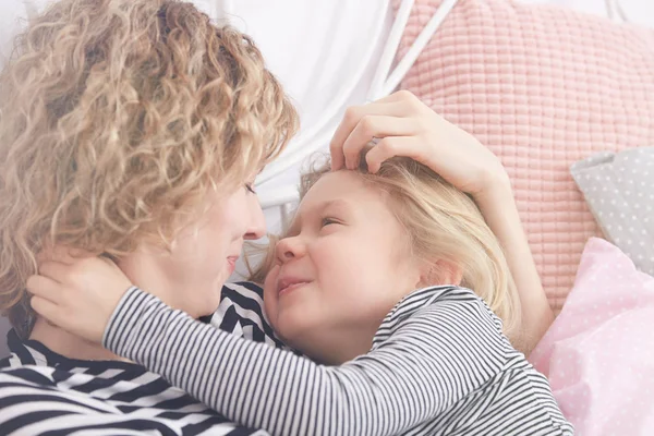 Mała dziewczynka przytulanie jej mama — Zdjęcie stockowe