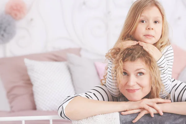 Mädchen stützt sich auf Mamas Kopf — Stockfoto