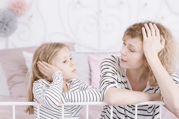 Preocupados mamá e hija —  Fotos de Stock