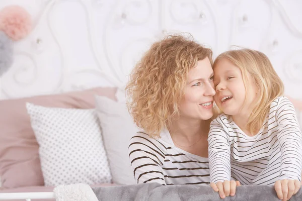 Mom and daughter laughing — Stock Photo, Image