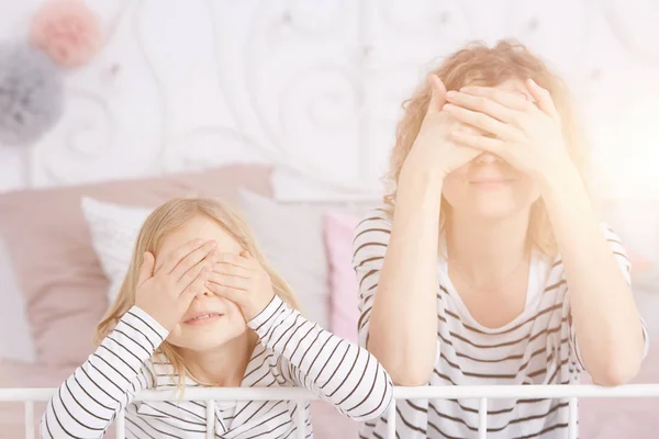 Meisje en moeder die betrekking hebben op ogen — Stockfoto