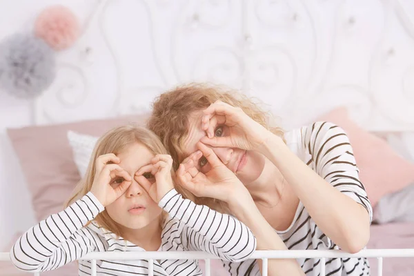 Fille et maman s'amusent — Photo