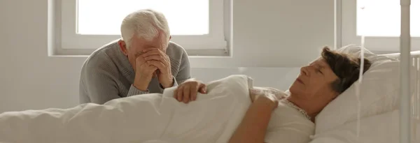 Muž pláče v nemocnici — Stock fotografie