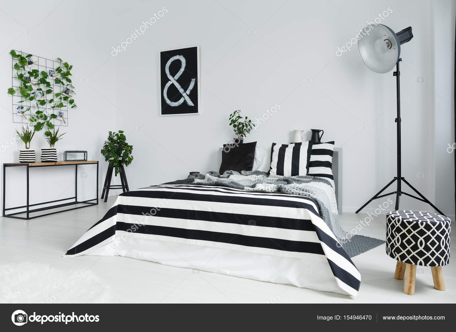 Hálószoba növények és lámpa — stock fotó © photographee.eu #154946470 Lámpa hálószobába
