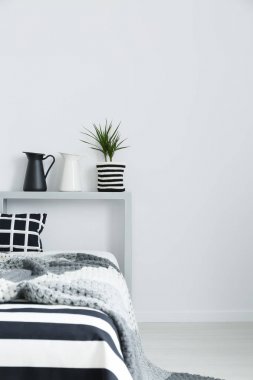 Battaniye ve süslemeleri ile yatak