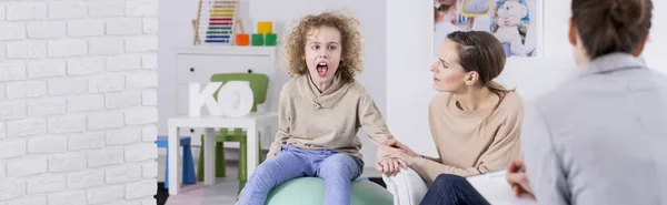 Boy and his mum in psychologist's office — Stock Photo, Image