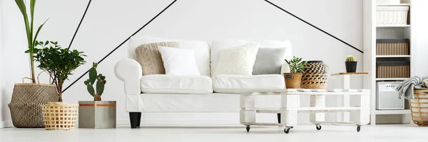 Oturma odasında beyaz kanepe — Stok fotoğraf