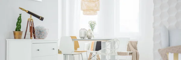 Комната со столом и комодом — стоковое фото