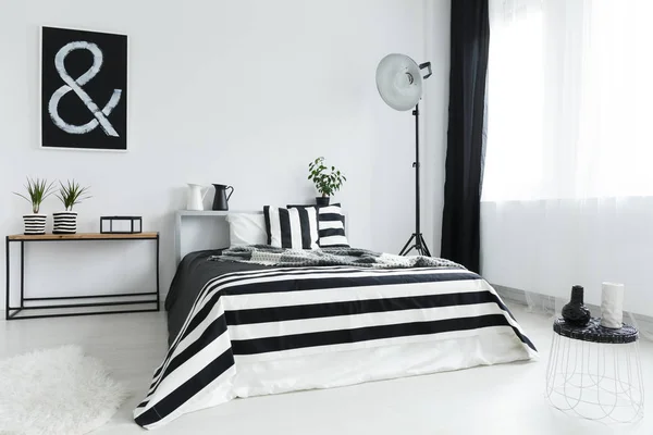 Tempat tidur dan dekorasi di kamar tidur — Stok Foto