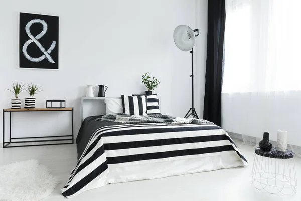 Cama y decoraciones en el dormitorio — Foto de Stock