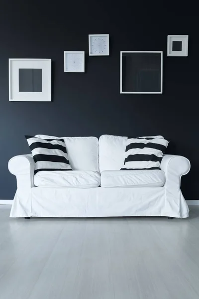 Canapea cu perne și rame — Fotografie, imagine de stoc