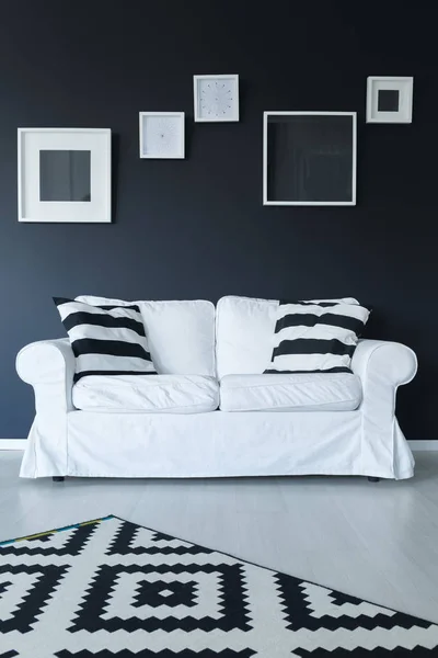 Sofá, alfombra y marcos —  Fotos de Stock
