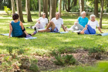 Yoga yaparken aktif yaşlı insanlar