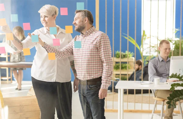 Compañeros de trabajo hablando de ideas . — Foto de Stock