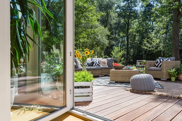 Holzterrasse mit Gartenmöbeln — Stockfoto