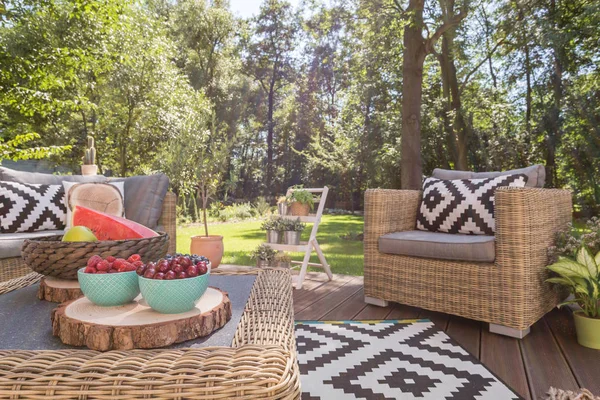 Bella terrazza in legno nel giardino — Foto Stock