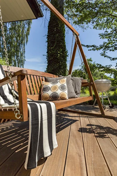 Holzterrasse mit Gartenschaukel — Stockfoto