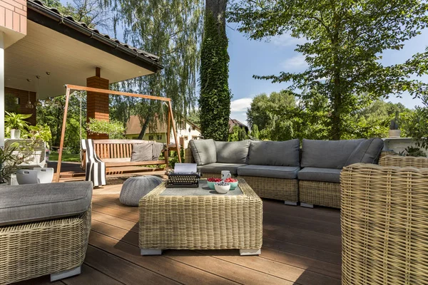 Gemütliche Terrasse mit Korbmöbeln — Stockfoto