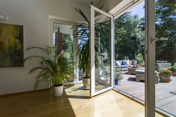 Porta de vidro para espaçoso terraço ao ar livre — Fotografia de Stock