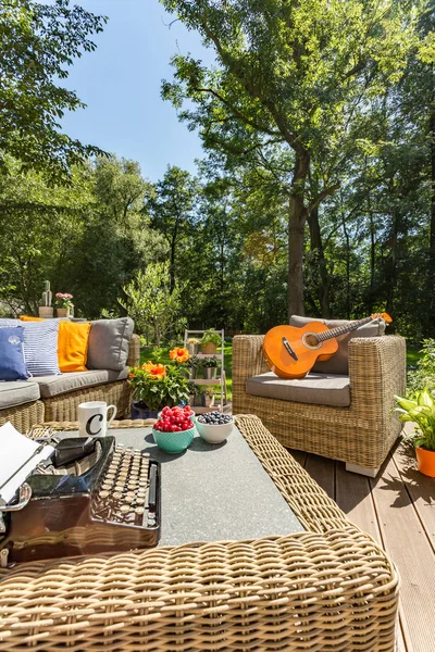 Accogliente giardino in una giornata di sole — Foto Stock