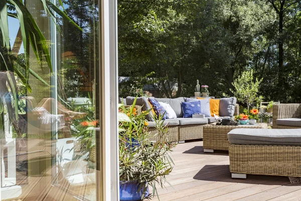 Großzügige, kreative Terrasse mit Sofas — Stockfoto
