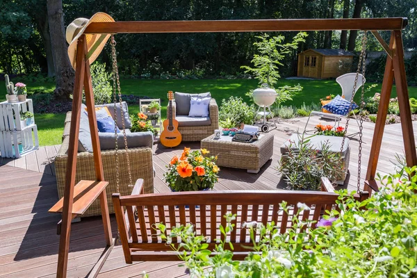 Ruim terras met tuin schommel — Stockfoto