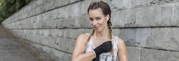 Boxeadora femenina con guantes de boxeo —  Fotos de Stock