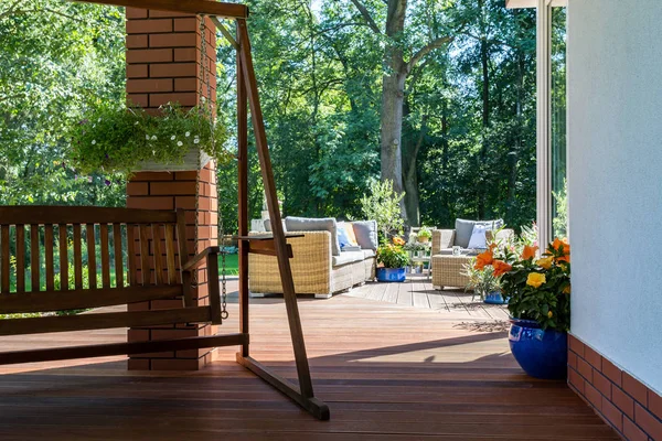 Gartenschaukel und eine gemütliche Terrasse — Stockfoto