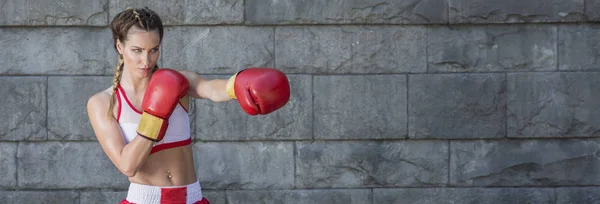 Boxeadora entrenando al aire libre —  Fotos de Stock