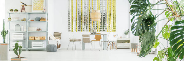 Комната со столовой
