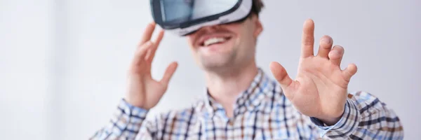 Uomo indossando cuffie realtà virtuale — Foto Stock