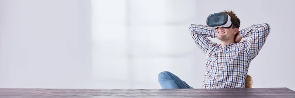 Man with virtual reality headset — Stock Photo, Image