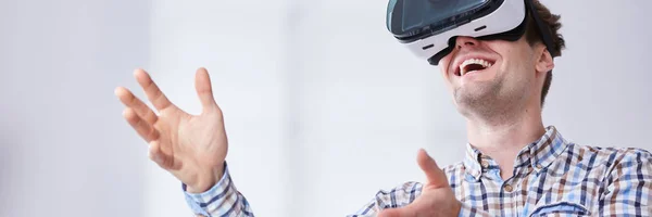 Hombre dentro de la realidad virtual — Foto de Stock
