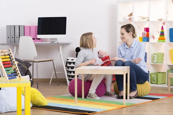 Kind tijdens speltherapie — Stockfoto