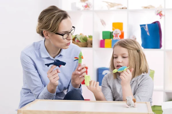 Usando brinquedos durante a terapia lúdica — Fotografia de Stock