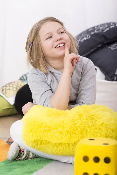 Meisje glimlachend bij leraren — Stockfoto