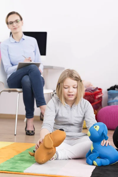 Terapeuta observando cómo interactúa el niño — Foto de Stock