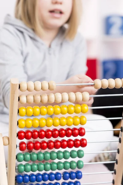 Flicka lära sig att räkna med abacus — Stockfoto