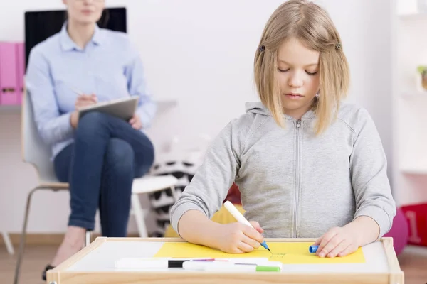 Pediatric occupational therapist observing patient — Stock Photo, Image