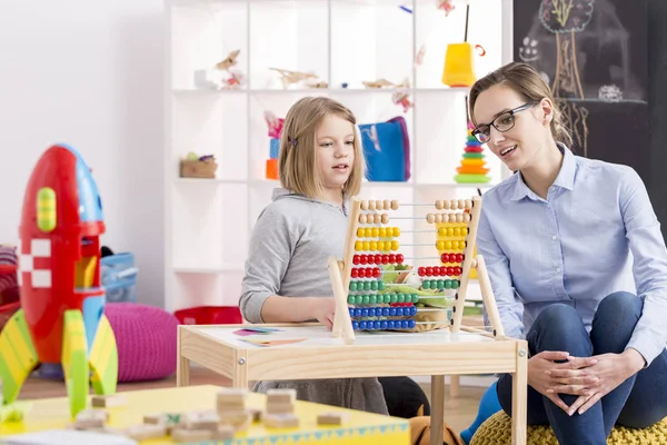 Klein meisje leren tellen — Stockfoto