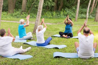 Erkekler ve kadınlar yoga yaparken