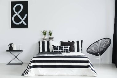 Sandalye ve masa yatak odası