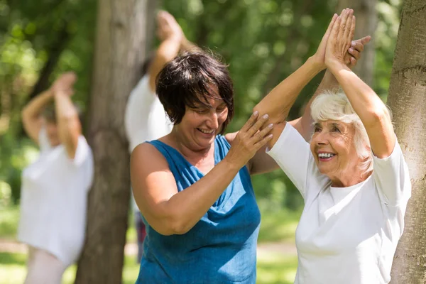 Glückliche Seniorin beim Training — Stockfoto